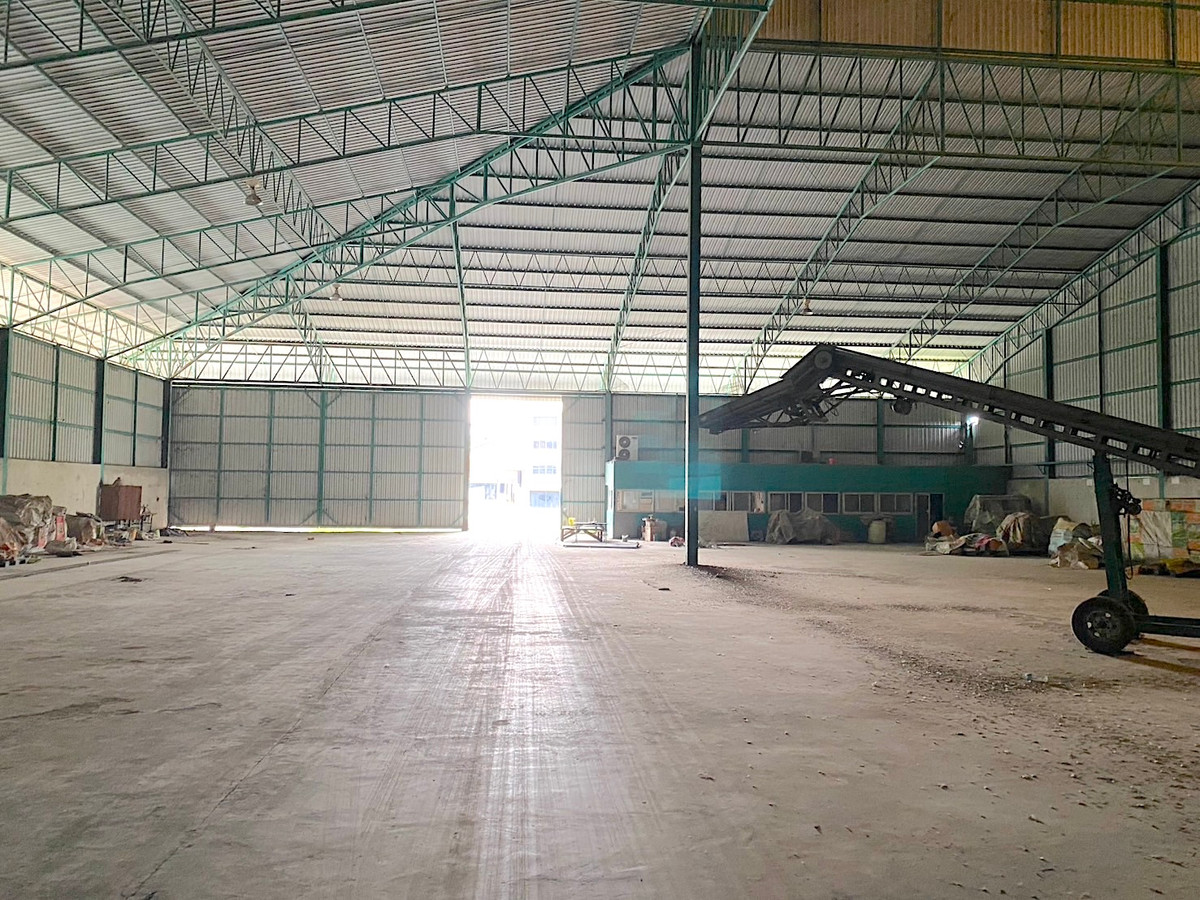 Land for sale with 5-3-31 rai of warehouse, Nakhon Chai Si District Nakhon Pathom province near the main road