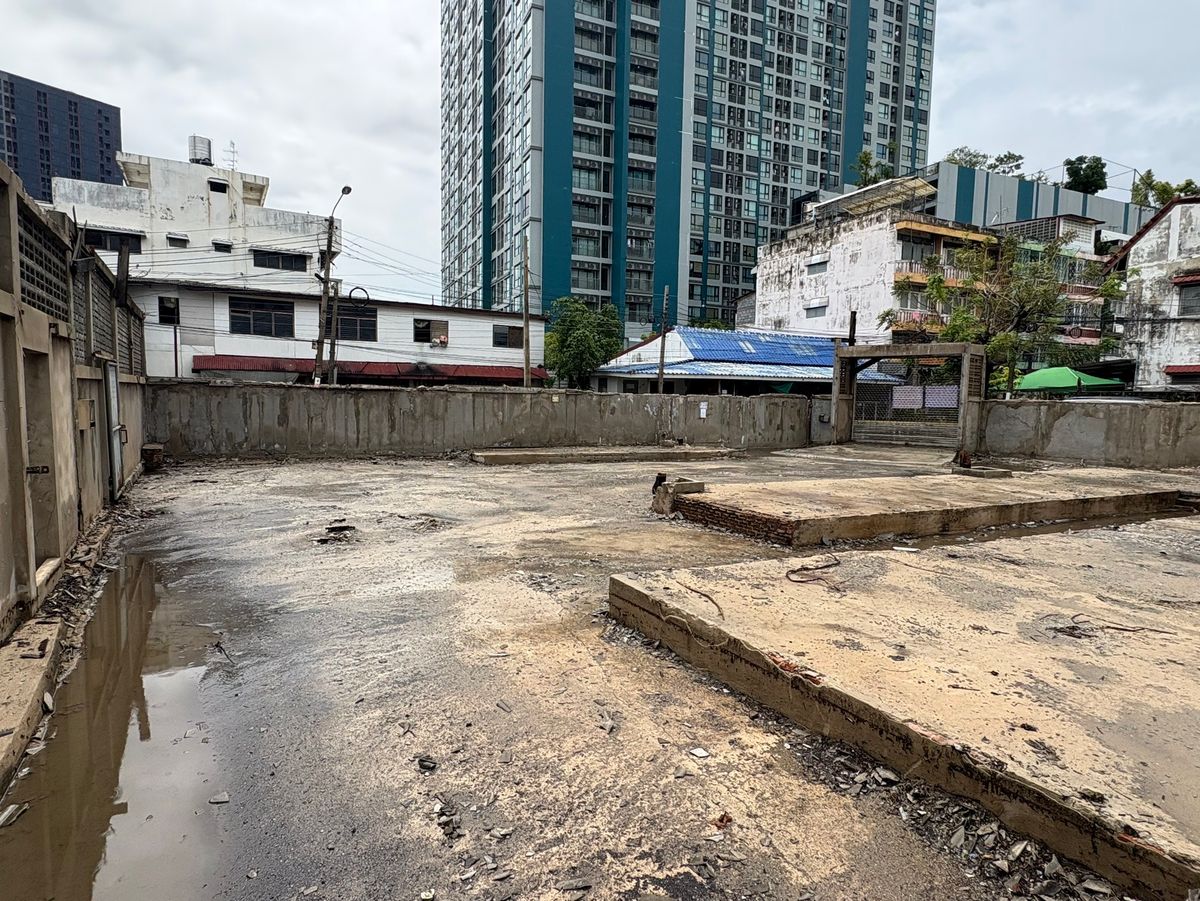 Land for sale near BTS. Sai Sai Rd. (With buildings) Soi 12 into the alley, only 150 meters. Can access both Sukhumvit Road, Line and Prakhon Chai Rd. – รูปที่ 2
