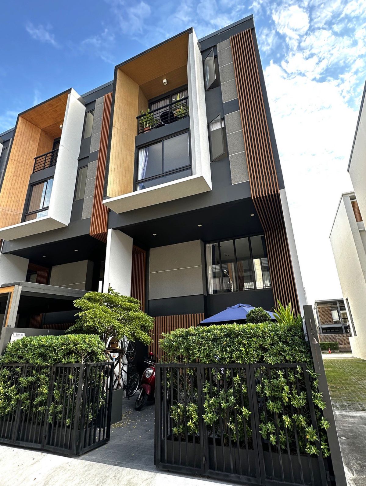 ‼️Pet-Friendly‼️Modern 3BR Townhome for Rent – Prim Location Pattanakarn 32 | 220 SQ.M 