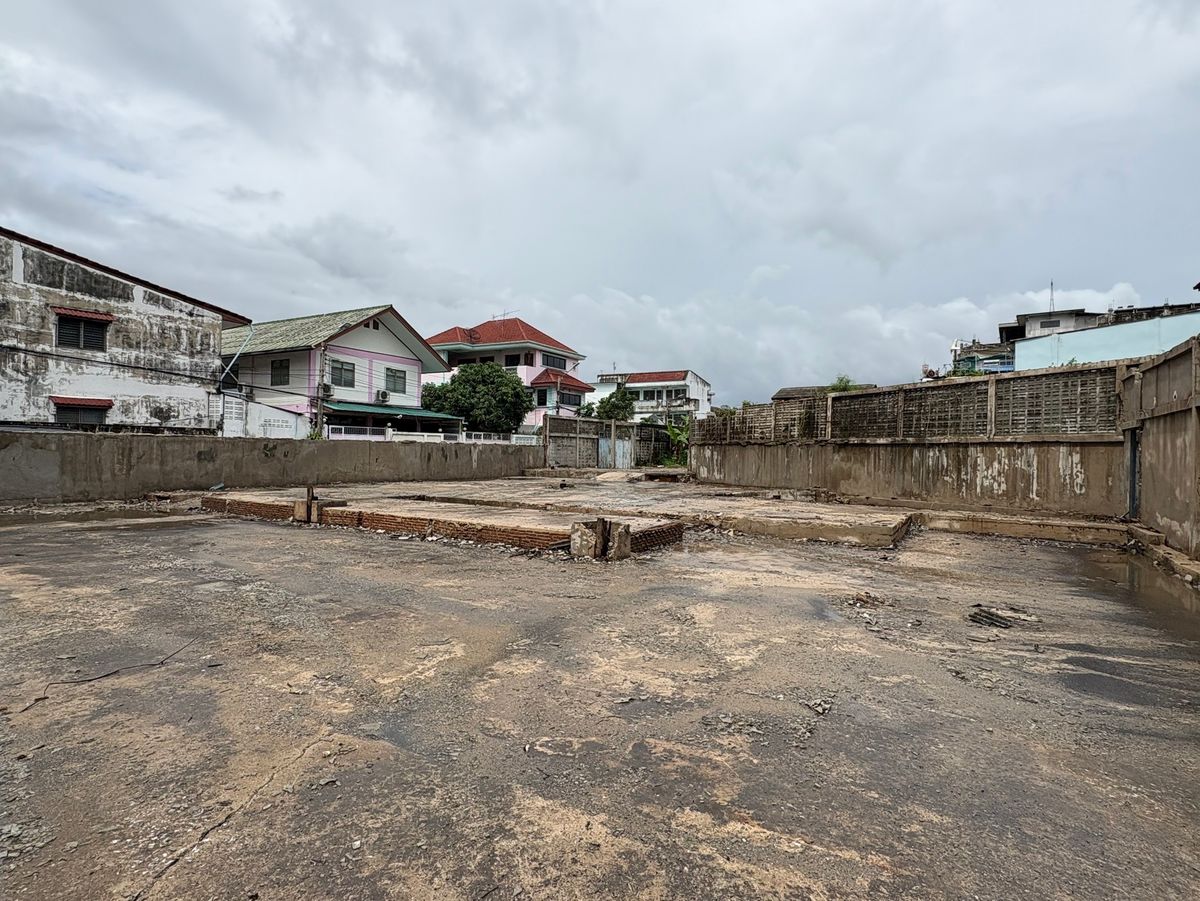 Land for sale near BTS. Sai Sai Rd. (With buildings) Soi 12 into the alley, only 150 meters. Can access both Sukhumvit Road, Line and Prakhon Chai Rd. Land for sale near BTS. Sai Sai Rd. (With buildings) Soi 12 into the alley, only 150 meters. Can access both Sukhumvit Road, Line and Prakhon Chai Rd.
