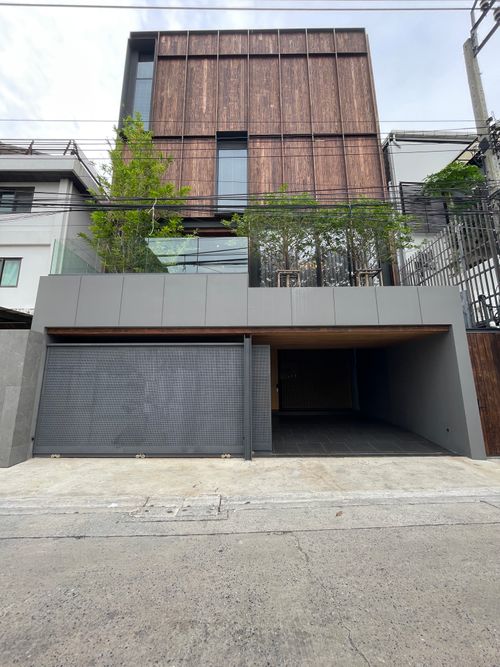 บ้านเดี่ยวหรู Vida แบบ Pool Villa เจีย พูล เรสซิเดนซ์ 4 ชั้น พื้นที่ใช้สอย 716 ตร.ม. 4 ห้องนอน 5 ห้องน้ำ 4 ที่จอดรถ ตกแต่งครบพร้อมเฟอร์นิเจอร์และเครื่องใช้ไฟฟ้า พร้อมสระว่ายน้ำและลิฟต์ส่วนตัว ใกล้ รร.นานาชาติ Harrow และสนามบินดอนเมือง