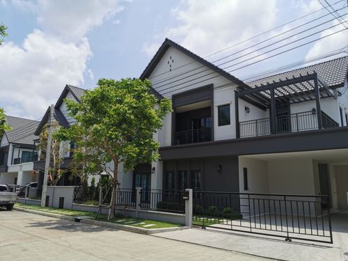Rent a detached house, Zen, call Bangna, Km 7, Air Furniture There are 4 bedrooms, 5 bathrooms, 1 housekeeper. Rental price 135,000 baht per month