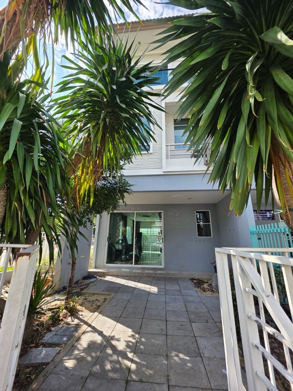 Rent a 3 -story townhome near Muang Thong Thani, 3 bedrooms, 3 bathrooms Rent a 3 -story townhome near Muang Thong Thani, 3 bedrooms, 3 bathrooms