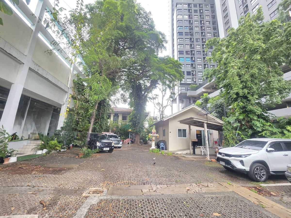 Land for sale with buildings, beautiful plots, Charoen Nakhon area - Potential location near the Southern Purple Line