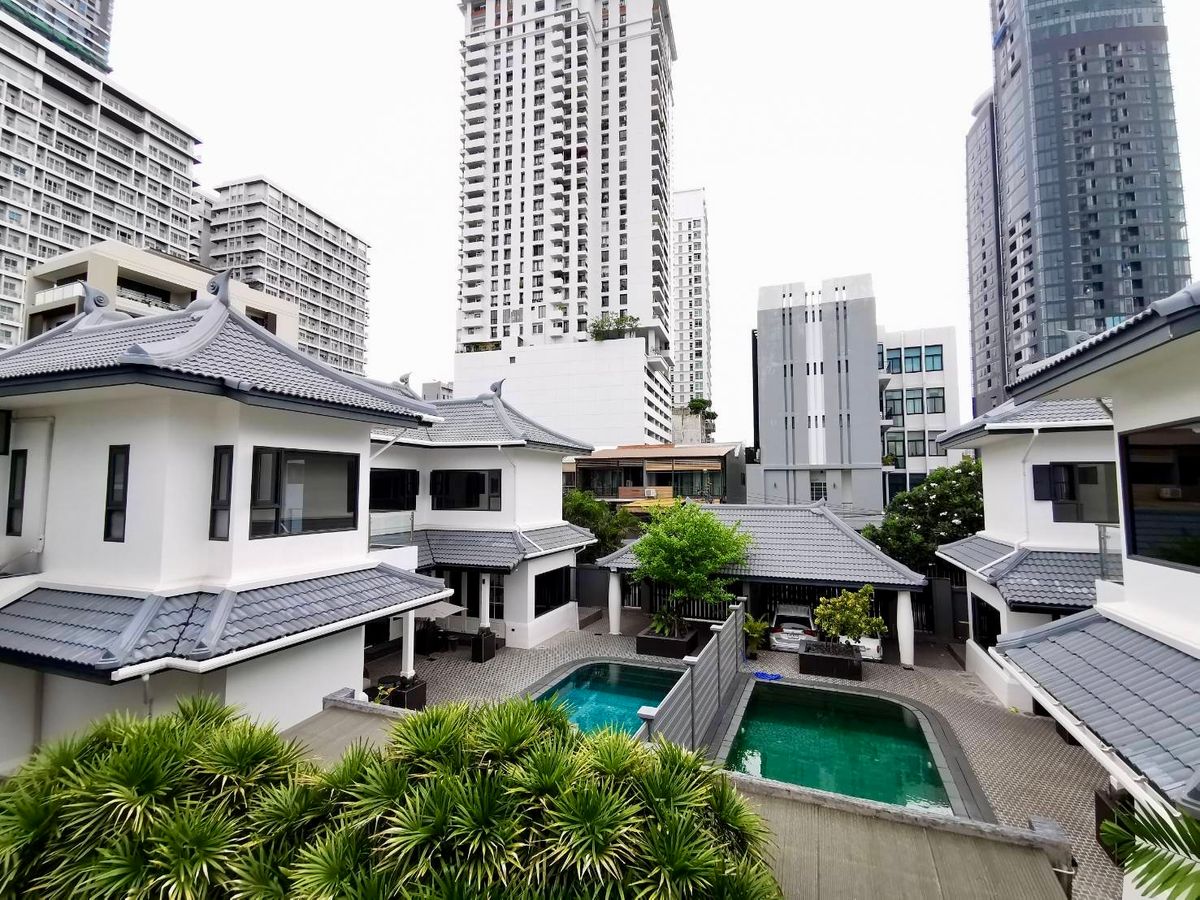 House for Sell in the Heart of Thonglor: 420 SQWAH 1,760SQM. 13Bed 14 Bath 840,000 AM: 0656199198 House for Sell in the Heart of Thonglor: 420 SQWAH 1,760SQM. 13Bed 14 Bath 840,000 AM: 0656199198