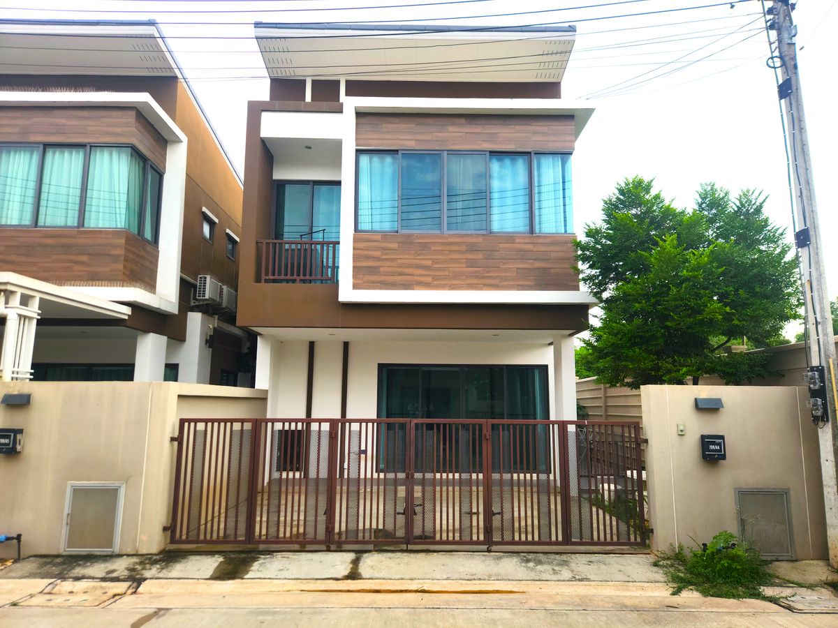 บ้านแฝด 2 ชั้น แปลงมุม ในโครงการบ้านแสนรัก บันไดม้า ปากช่อง บ้านพร้อมอยู่ ฟังก์ชันใหญ่ 4 ห้องนอน 3 ห้องน้ำ จอดรถ 2 คัน เหมาะสำหรับครอบครัวที่ต้องการบ้านในเมืองปากช่อง ใกล้ห้าง โรงพยาบาล ถนนมิตรภาพ และมอเตอร์เวย์ M6 เดินทางสะดวก อยู่จริงได้  – รูปที่ 3