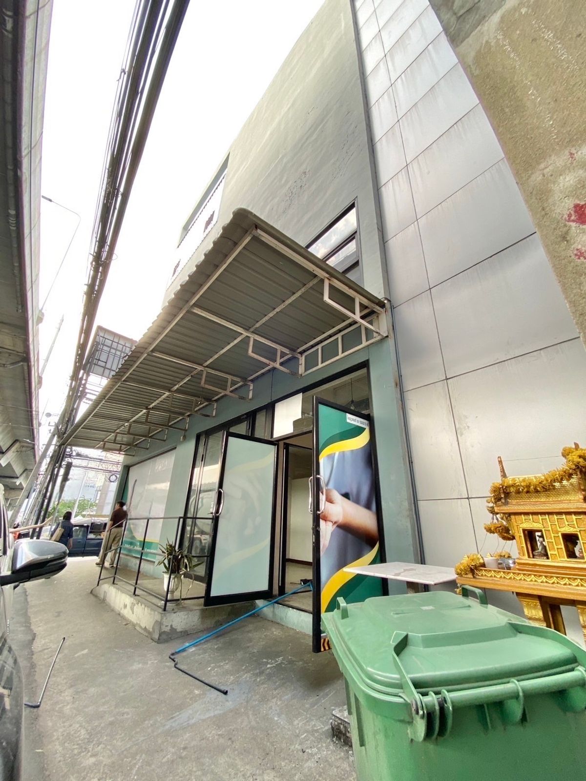 Rent a Showroom Office. Single building “Stand Alone“ on the main road, suitable for showrooms, beds, chandeliers, veterinary clinics, Pet Wellness, Dog hair cutting, Botox Filler Surgery Clinic, Chinese Traditional Medicine, Glass Clasting, Tec