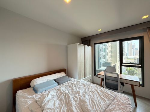 Room for sale, Life Asoke Rama 9, very good price.