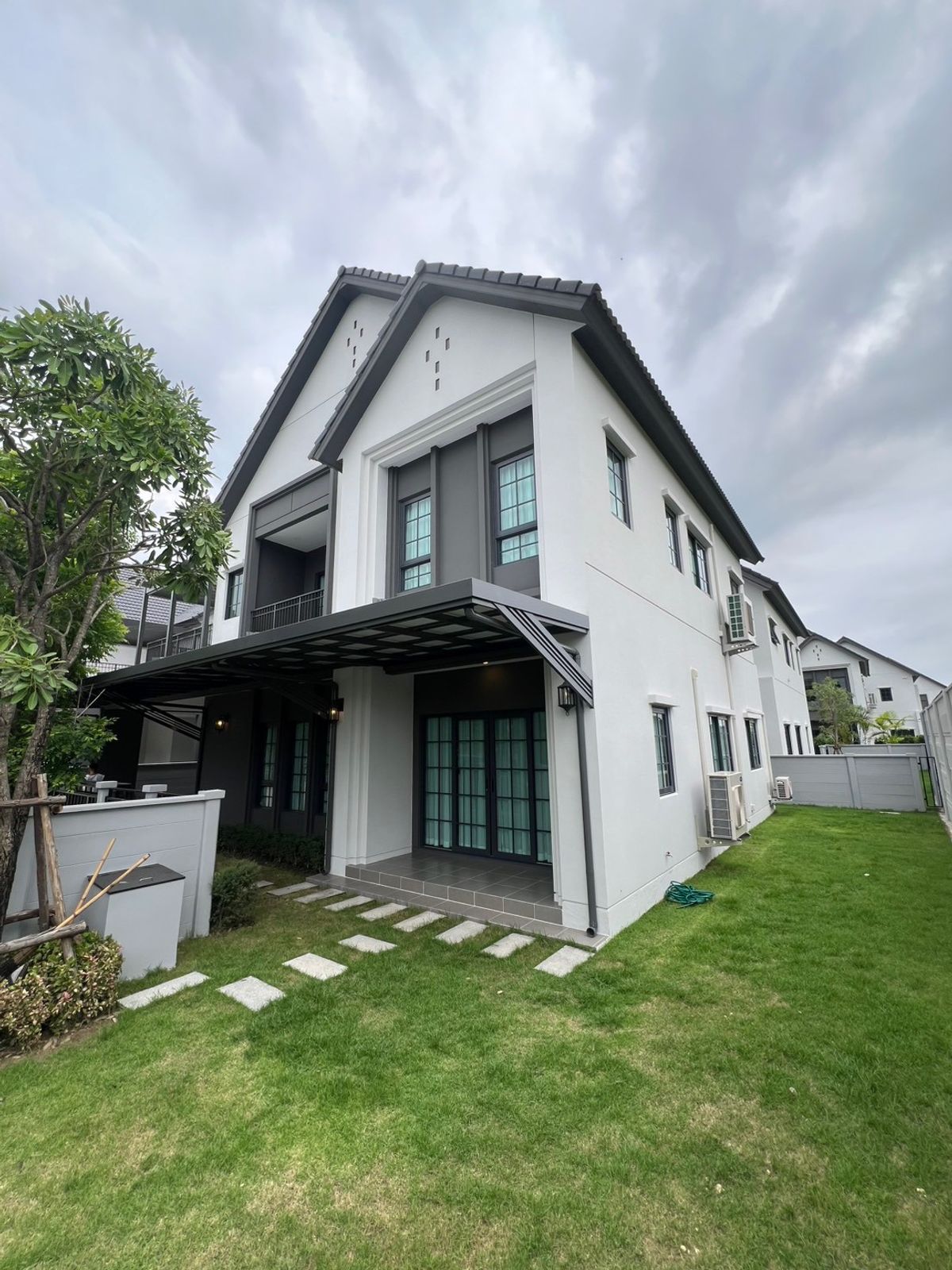 ♦ Brand New House ♦ 2 -story detached house 78.90 sq.w., 303.00 sq.m. | 4 bedrooms 5 bathrooms | Near Mega Bangna 5 minutes, Prince Suvarnabhumi Hospital 14 minutes  