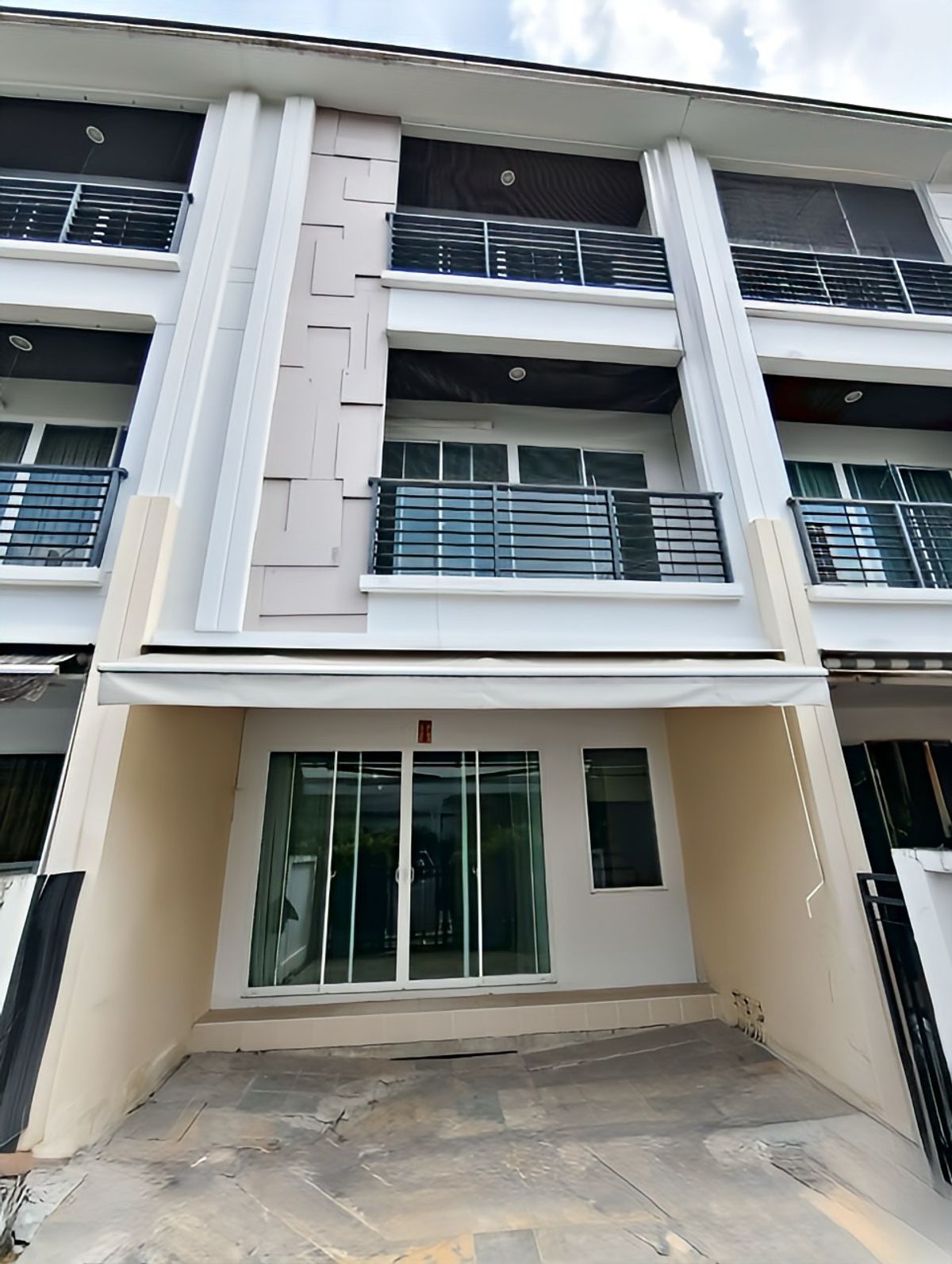 3 -story townhome house, 3 bedrooms, 3 bathrooms, office and residence Ban Klang Mueang S-SENSE Srinakarin is on the main road. Opposite Seacon, Paradise 3 -story townhome house, 3 bedrooms, 3 bathrooms, office and residence Ban Klang Mueang S-SENSE Srinakarin is on the main road. Opposite Seacon, Paradise