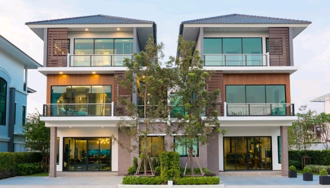 3-story semi-detached house for rent, house number 35/14, rent 45,000 baht, Supalai Essence Village, Suan Luang Rama 9, Soi 28, house facing north.