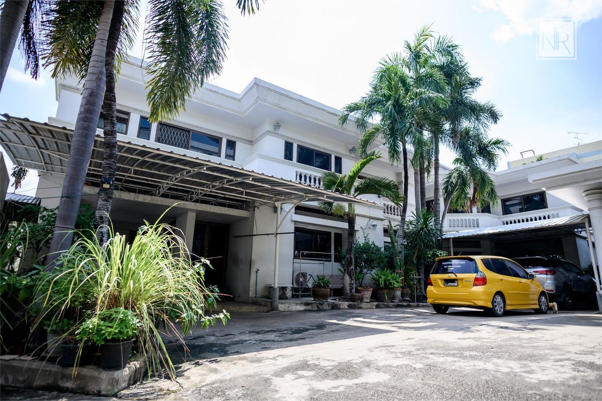 ขายที่ดินสวย ใกล้ ม.หอการค้า 384 ตรว. พร้อมบ้านเดี่ยว 2 ชั้น ขายที่ดินสวย ใกล้ ม.หอการค้า 384 ตรว. พร้อมบ้านเดี่ยว 2 ชั้น