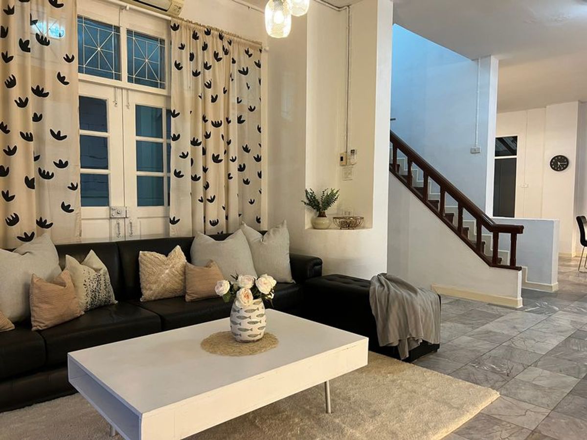 ให้เช่าบ้าน Fully furnished พร้อมเข้าอยู่ ศรีนครินทร์24 มี4ห้องนอน4ห้องน้ำ ราคาเช่าเดือนละ40,000บาท – รูปที่ 2