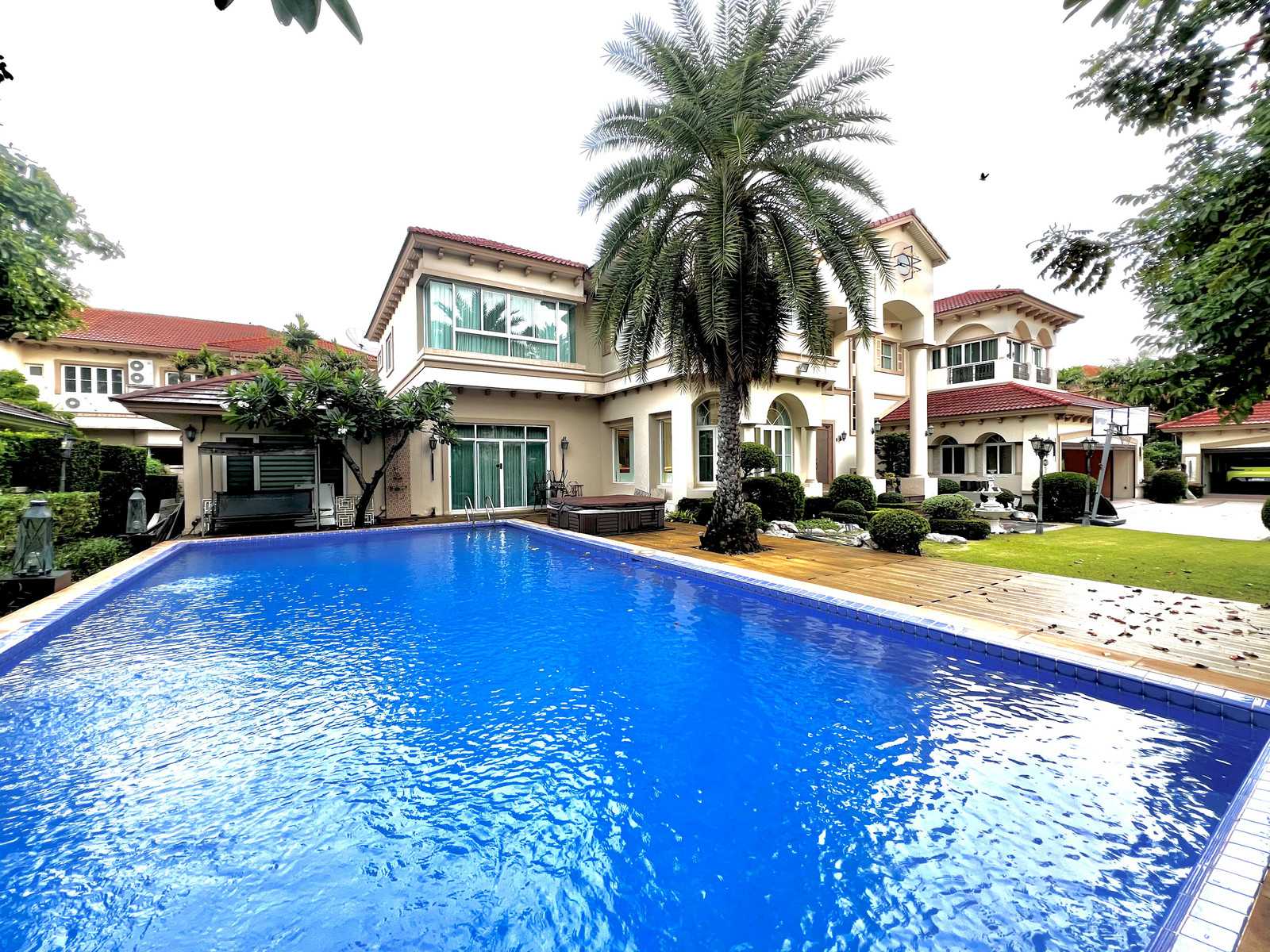 ให้เช่าบ้านหรู พร้อมสระว่ายน้ำในบ้าน  Q House Avenue ราชพฤกษ์ - พระราม 5