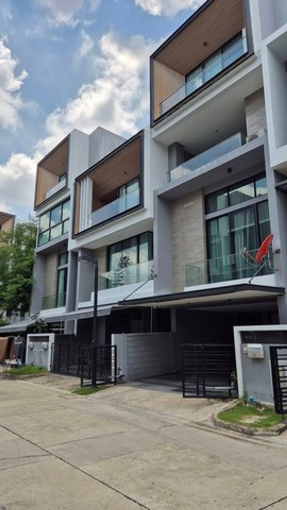 Sell 3-story townhome, NIRVANA DEFINE Rama 9 Type, the largest of the project, 31 sq.w., 4 bedrooms, 5 bathrooms, built-in-in-into both back air and some furniture. Sell 3-story townhome, NIRVANA DEFINE Rama 9 Type, the largest of the project, 31 sq.w., 4 bedrooms, 5 bathrooms, built-in-in-into both back air and some furniture.