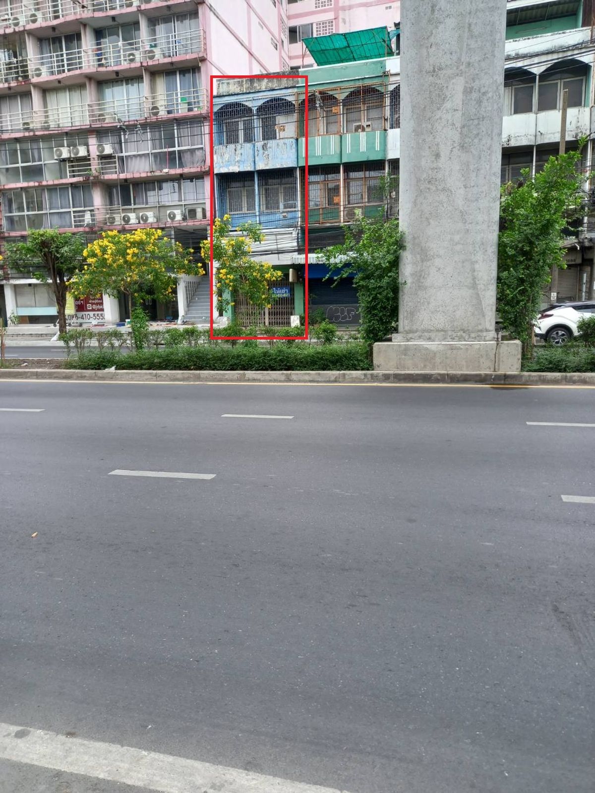 Rent a commercial building next to Lat Phrao road between Lat Phrao 52 and 54 (next to the apartment)
