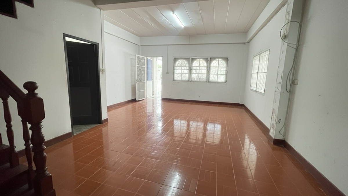 บ้านพื้นที่กว้าง 35 ตรว. มีบริเวณด้านข้าง มบ. มาสเตอร์ รอยัล เฉลิมพระเกียรติ 53  – รูปที่ 2