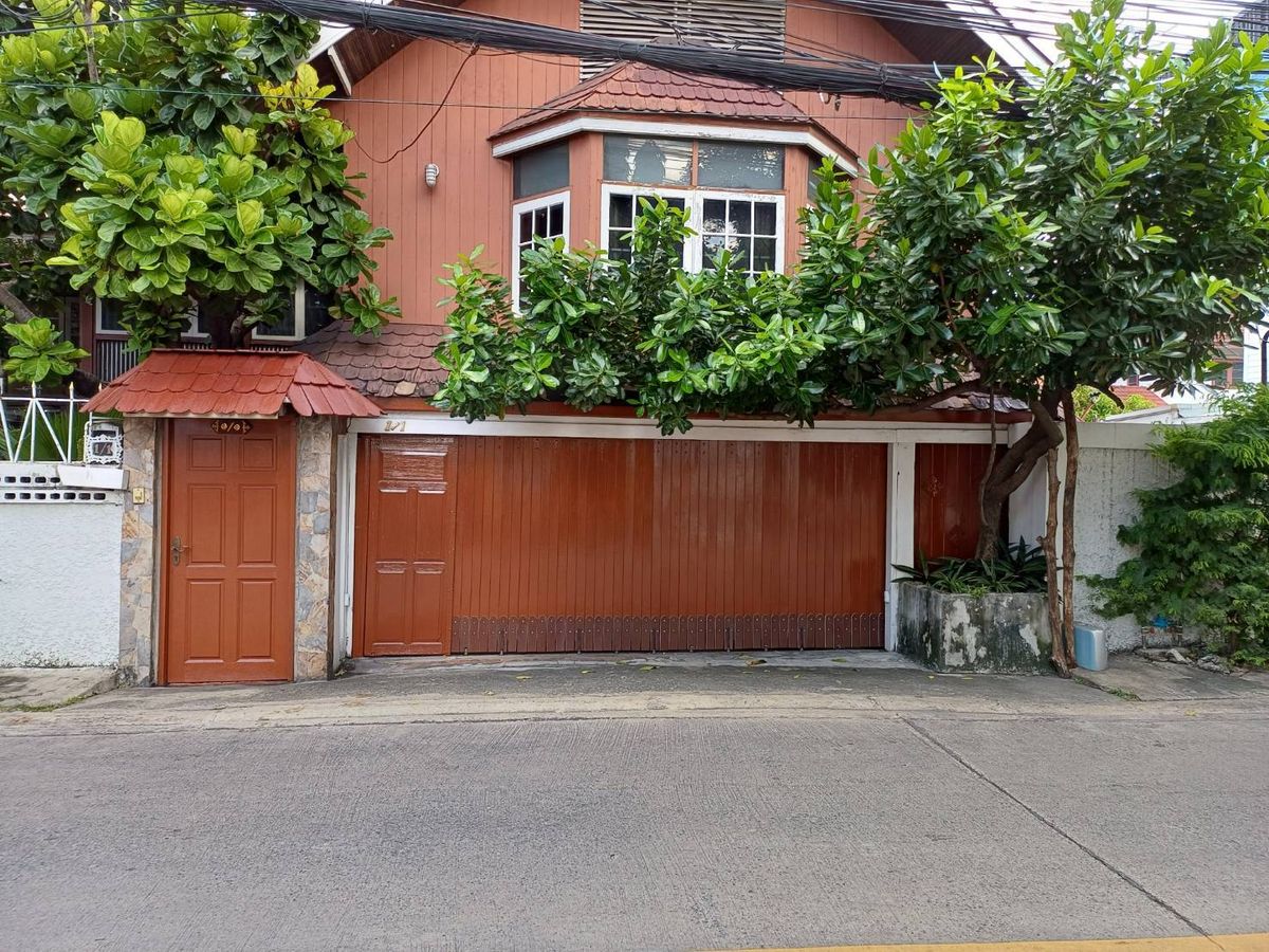 Detached house, area 446 sq.w., the center of the city is suitable for investment. Detached house, area 446 sq.w., the center of the city is suitable for investment.