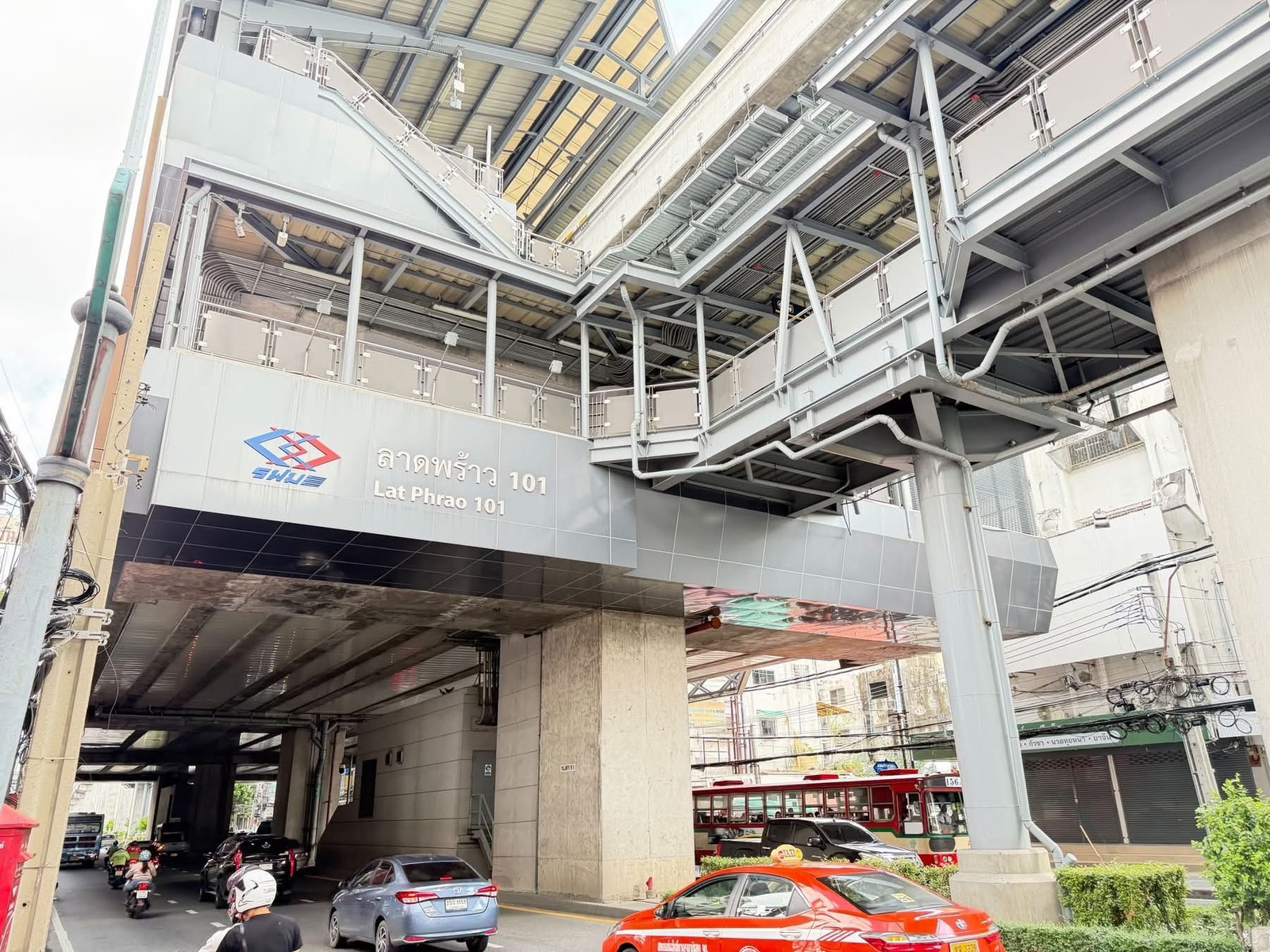 ทาวน์เฮ้าส์ 2 ชั้น ม.ทิพย์ ลาดพร้าว 101 (ซ.46) 3 นอน 2 น้ำ พร้อมอยู่ ใกล้ MRT สายสีเหลือง ผ่อนถูกกว่าเช่า! 