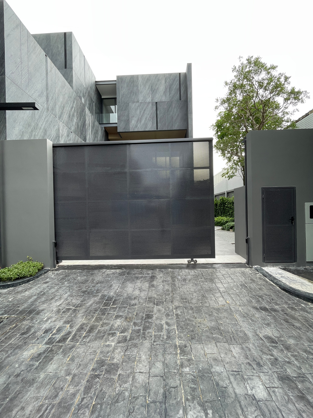 Modern Luxury Modern Luxury Style, Modern Luxury, Sukhumvit-Bang Na, 4 Bedrooms, 6 Bathrooms, 5 Parking, Easy to travel, near the Bearing Station and not far from Central Bangna