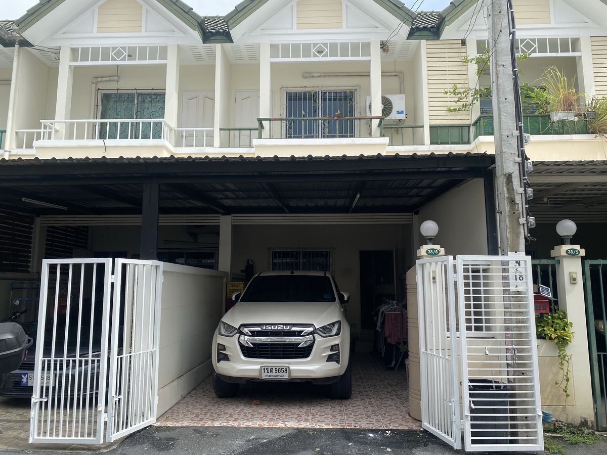 2 -storey townhouse for sale near BTS Lat Phrao 101 3 hrs. 2 hrs. Age 2 years/new