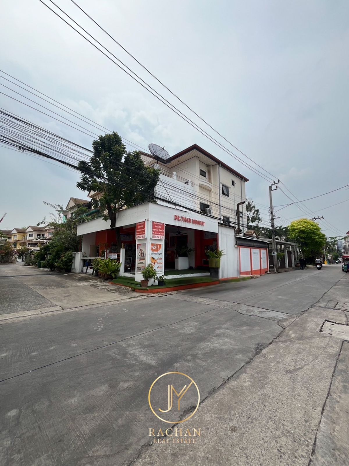 Quick sale, detached house, 3rd floor, Warinthorn Village Ratchada 18 (behind the corner of the entrance to the village) next to the Condo Ratchada City Suitable for living, office, office Cheaper than the market when compared to buildings in the same are