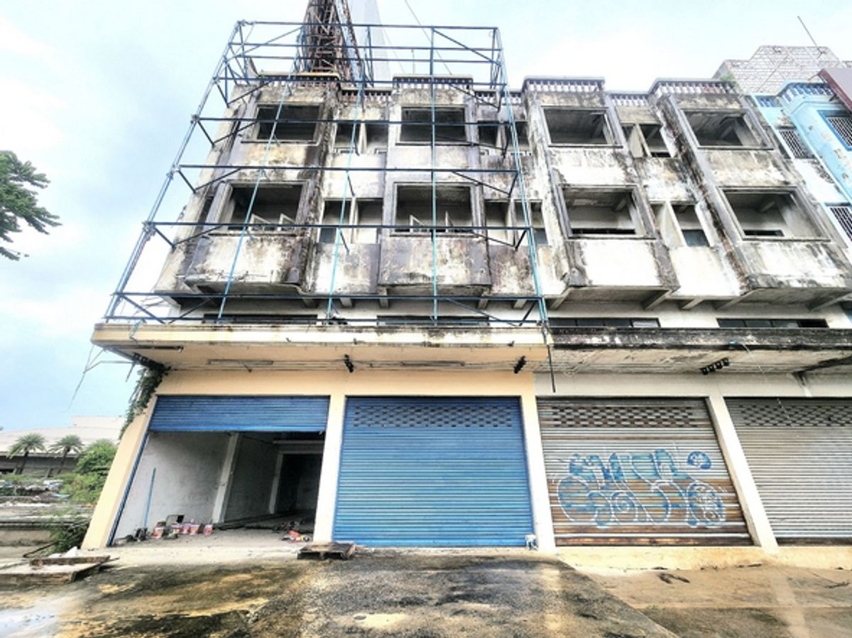 Commercial building for sale behind the 4th floor corner, 2 rooms, size 45 sq.w., next to the main road, Borommaratchachonnani, opposite Lotus Salaya, a good location near the community. Suitable for home office trading