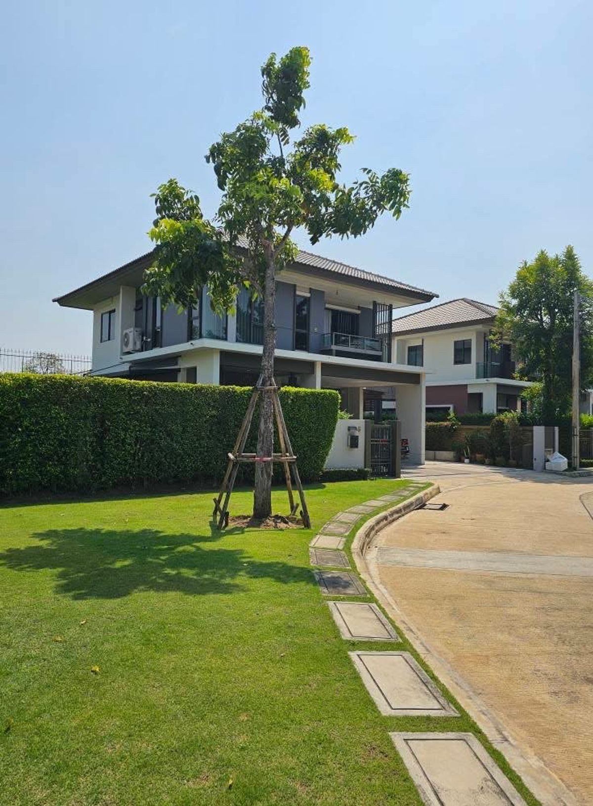 Luxury House for Sale in Burasiri Ratchaphruek - 345Modern resort-style house with perfect functionality, located in a prime area near the city. Luxury House for Sale in Burasiri Ratchaphruek - 345Modern resort-style house with perfect functionality, located in a prime area near the city.