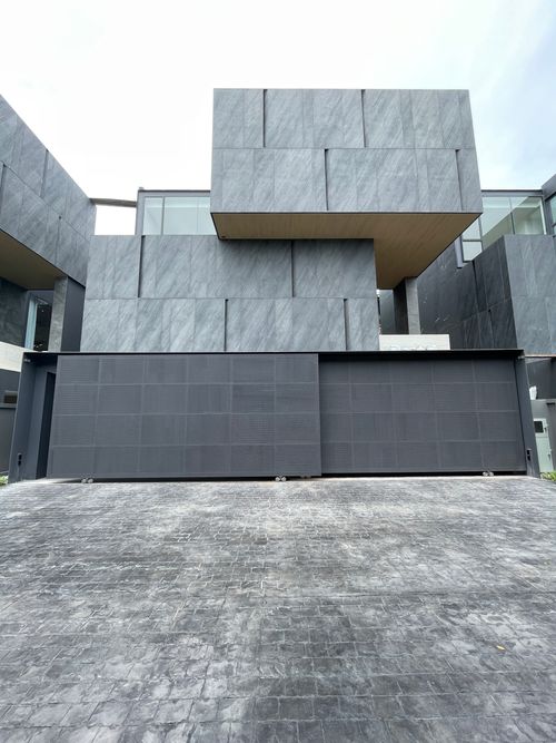 ขายบ้านเดี่ยวหรู 3 ชั้นสไตล์ Modern Luxury โมทีฟ สุขุมวิท-บางนา ฟังก์ชัน 4 ห้องนอน 5 ห้องน้ำ 4 ที่จอดรถ เดินทางเข้าออกสะดวก ใกล้รถไฟฟ้า สถานีแบริ่ง และไม่ไกลจากเซ็นทรัลบางนา