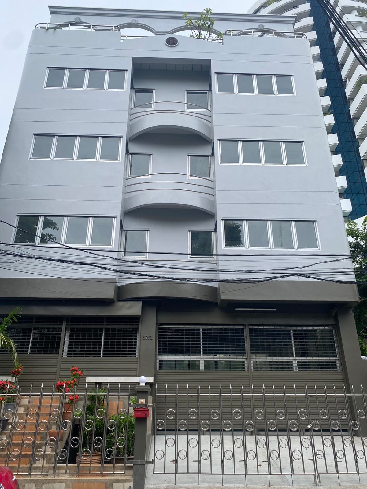 💼 ขายพร้อมผู้เช่า ถึง ธันวาคม 2571
Home Office ตึก 4 ชั้น พร้อมดาดฟ้า & ชั้นใต้ดิน | ทำเลทองเย็นอากาศ ใกล้ Market Place เพียง 160 ม. เหมาะสำหรับออฟฟิศทุกประเภท 💼 ขายพร้อมผู้เช่า ถึง ธันวาคม 2571
Home Office ตึก 4 ชั้น พร้อมดาดฟ้า & ชั้นใต้ดิน | ทำเลทองเย็นอากาศ ใกล้ Market Place เพียง 160 ม. เหมาะสำหรับออฟฟิศทุกประเภท