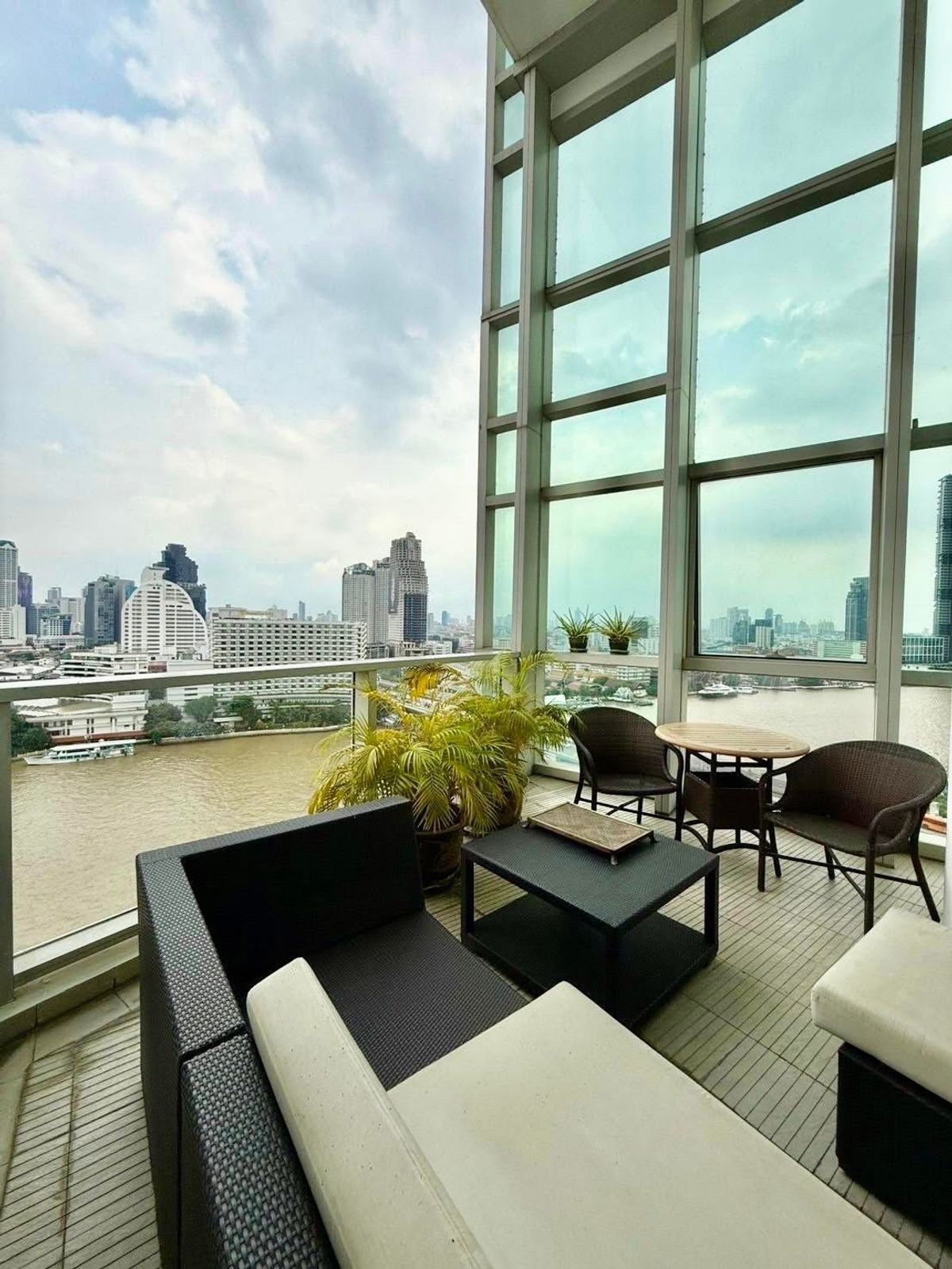 ♦ Duplex Type ♦ ชั้น 50+ 330.72 ตร.ม. | 3 ห้องนอน 4 ห้องน้ำ | วิวสะพานสาทร | คอนโดใกล้ ไอคอนสยาม 3 นาที, BTS สะพานตากสิน 3 นาที – รูปที่ 2