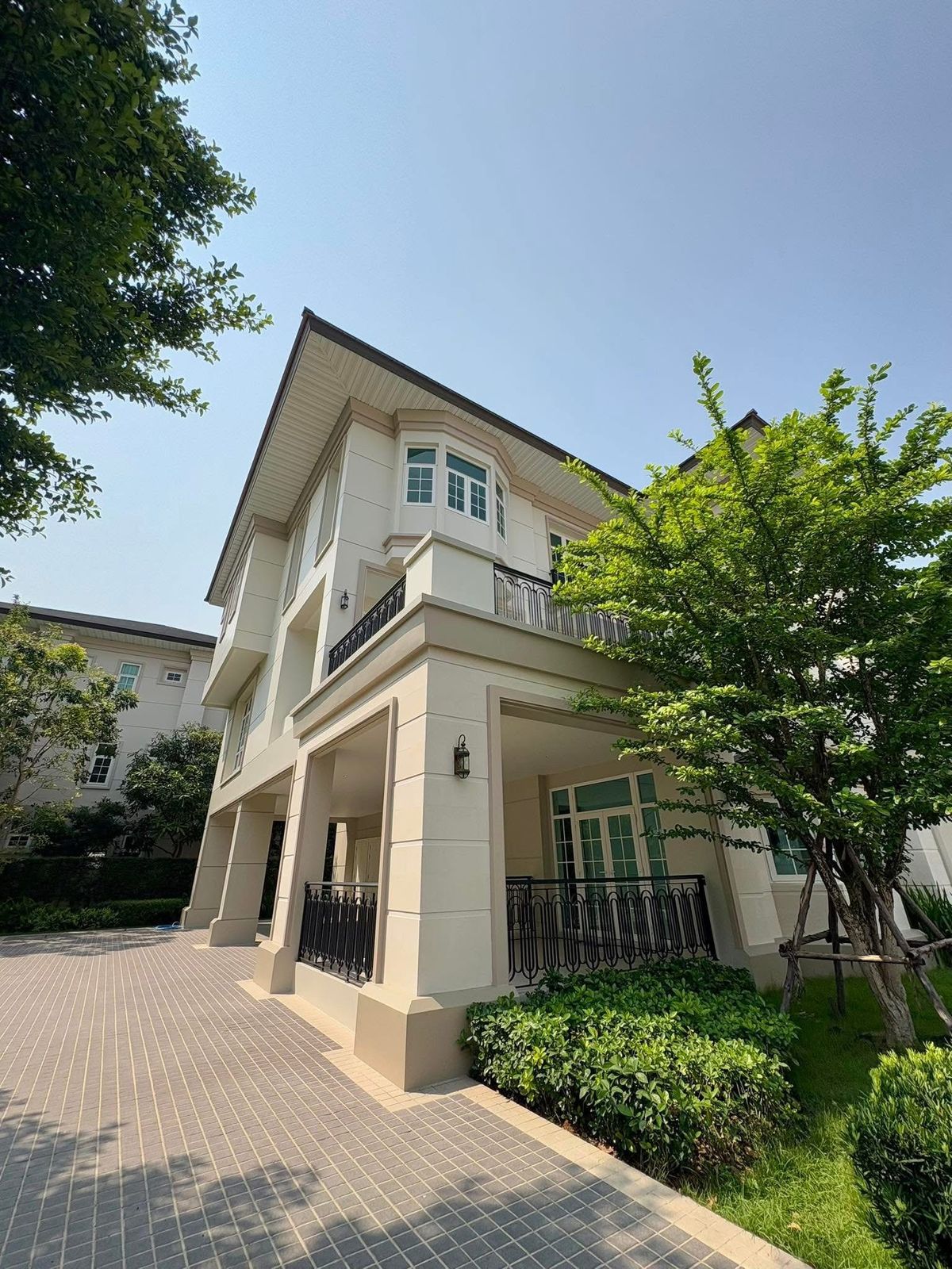 ❖ Spacious House ❖ บ้านเดี่ยว 2 ชั้น | ขนาดที่ดิน 207.60 ตร.ว. พื้นที่ใช้สอย 897.54 ตร.ม. | 3 ห้องนอน 5 ห้องน้ำ 6 ที่จอดรถ | ใกล้ CDC