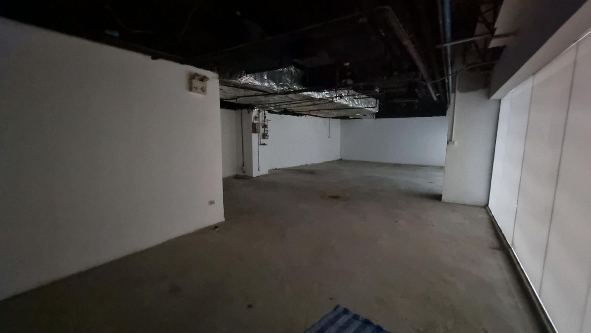 BTS Ploenchit rental space for opening a restaurant can be made. Consider every business 126 sq.m. BTS Ploenchit rental space for opening a restaurant can be made. Consider every business 126 sq.m.