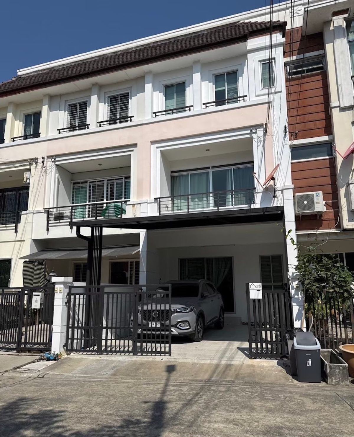 🏢⭐️ Rent a house project The Royal Monaco Srinakarin 24 location is good, convenient to access in many ways. 🐶 Accepting small pets Company registered