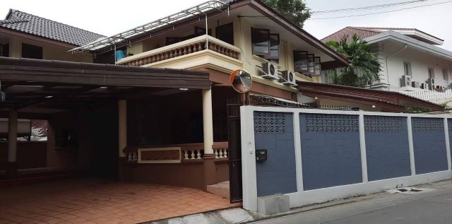 2-storey detached house for rent, 20 June Road, Ratchada 18, air conditioned, fully furnished. There are 5 bedrooms, 5 bathrooms. Monthly rental price 60,000 baht