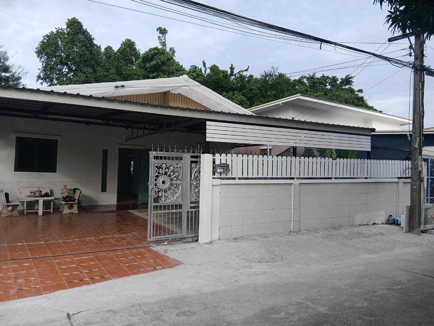 Ram Inthra 68 Rd., Rent a single -family house, 80 sq.w., 3 bedrooms, 2 bathrooms, 1 air, curtains around the house. 4 cars in front of the house again  Suitable for office and live Near Nopparat Hospital/near the train /Near the Ivine Land Fashion Depart