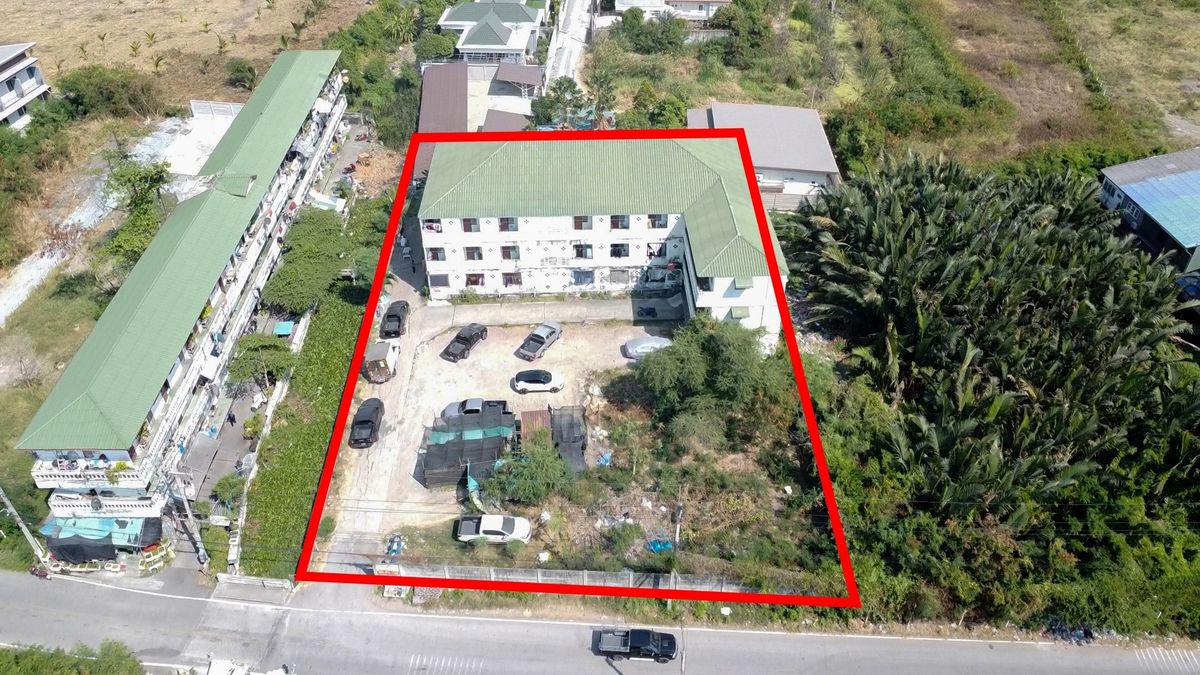 Apartment for sale In Mahachai city, 60 rooms, 3 floors (selling with tenants There are full tenants) with empty land in front. Next to the road Can park the car comfortably