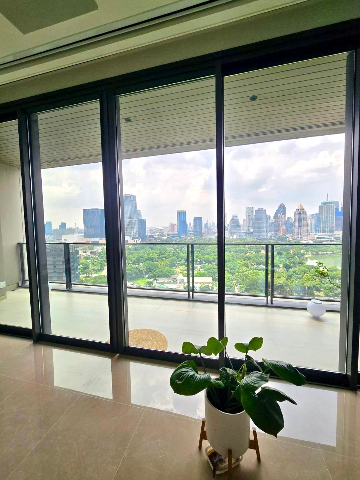 Sindhorn kempinski: 3Bed 3Bath 216SQM. lumpini view 105,000,000 am: 0656199198 Sindhorn kempinski: 3Bed 3Bath 216SQM. lumpini view 105,000,000 am: 0656199198