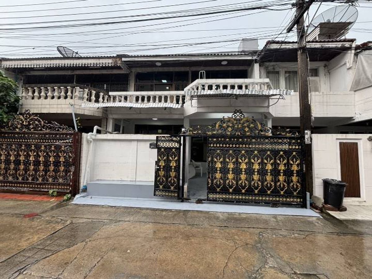 2 -story townhome rental Sukhumvit Road 26 Furniture air There are 3 bedrooms, 3 bathrooms, 1 housekeeper. Rental price 65,000 baht per month