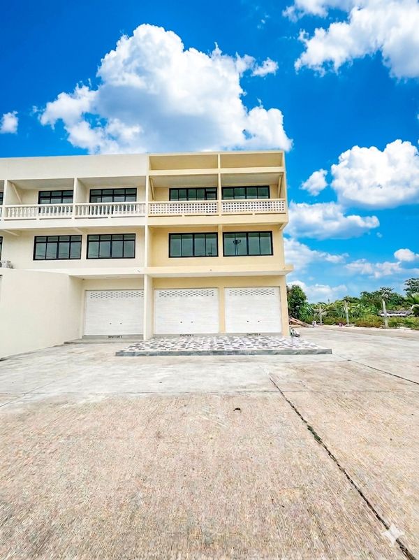 Sell ​​2 pairs of commercial buildings Near the new expressway, M81 near Wat Phaniang broke.