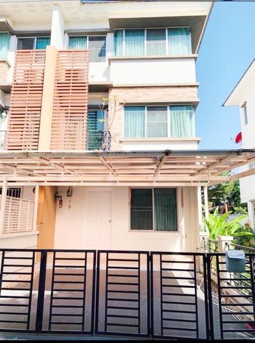 For sale: 3-storey townhouse, Town Plus Hua Mak, 23 sqw, 3 bedrooms, 3 bathrooms, Krungthep Kreetha Soi 7.