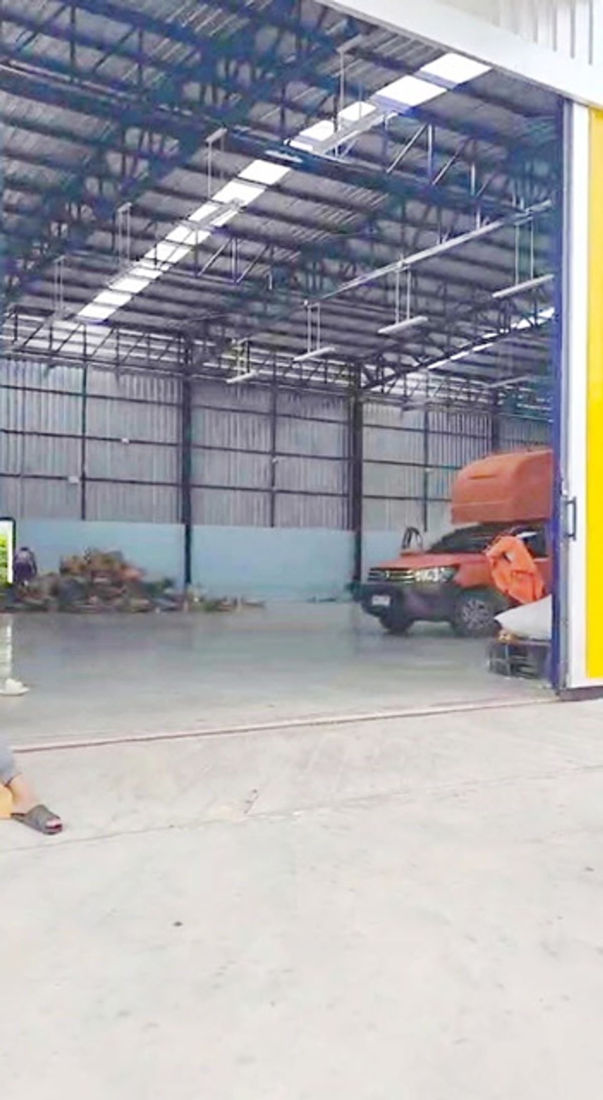 Warehouse walking distance to ARL LatKrabang 649m.  Suvarnabhumi Airport 3.9 km. Warehouse for rented 271 sqm. Romklao Market 5 km.