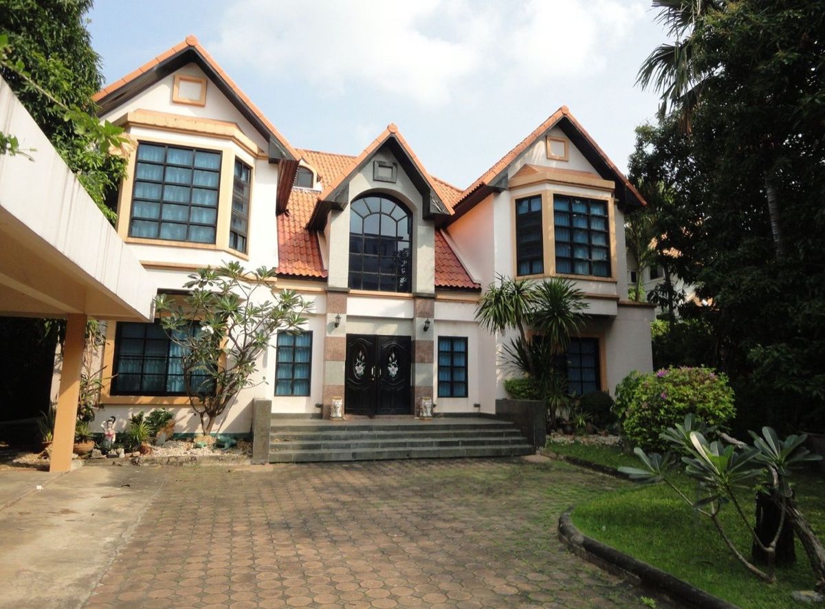 ♣ Prime location ♣ 2 -story detached house | Land size 200.00 sq.w. Usable area 400.00 sq.m. | 5 bedrooms 5 bathrooms 8 Parking | Near MRT MRT Prayer Station and Chok Chai 4 ♣ Prime location ♣ 2 -story detached house | Land size 200.00 sq.w. Usable area 400.00 sq.m. | 5 bedrooms 5 bathrooms 8 Parking | Near MRT MRT Prayer Station and Chok Chai 4