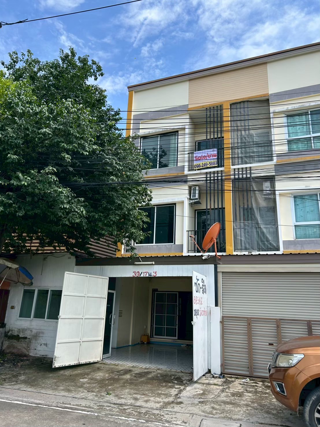 Prime Location in the Heart of the Community – 3-Storey Corner Commercial Building for Sale or Rent Fully renovated and ready for business, located in Soi Kunchorn, on 24.4 sq.wah of land, in the Casa Town Chonburi project, Samet, Chonburi, near Ekchol 2 