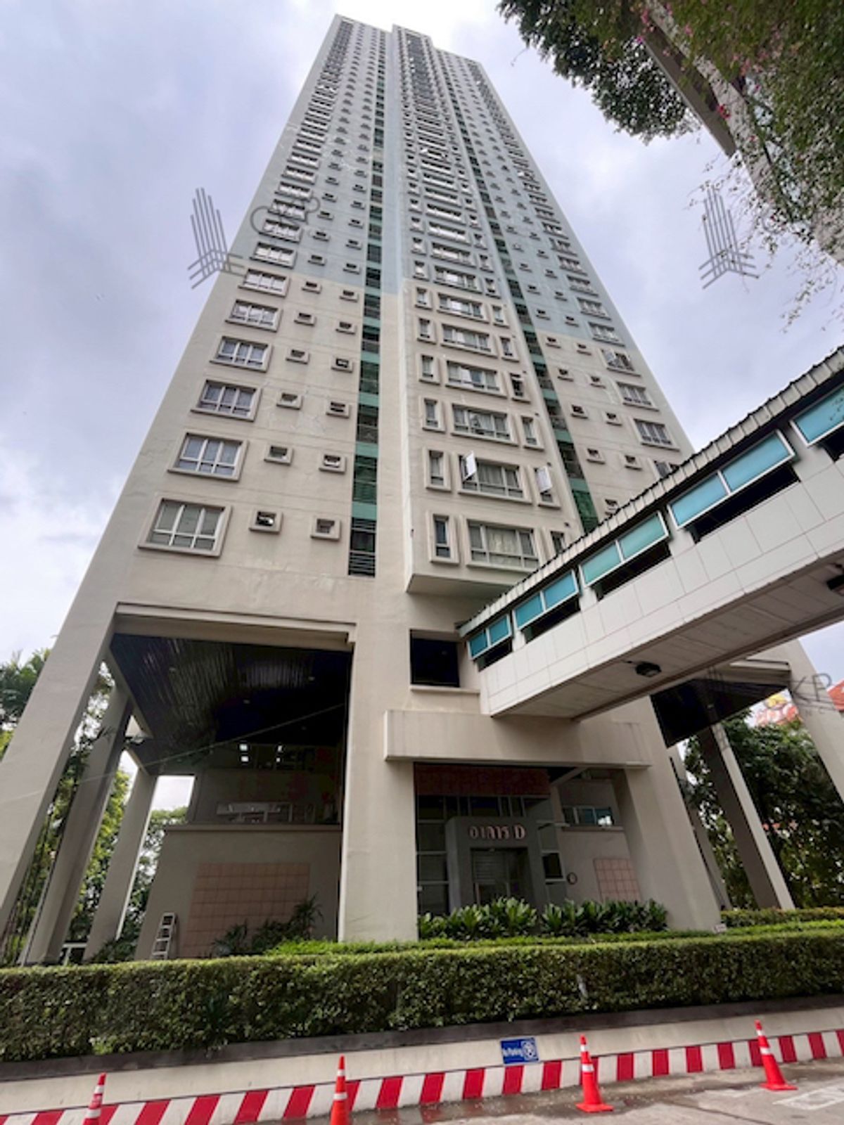 Lumpini Place Water Cliff Condo, good location, behind Central Rama 3, spacious, airy and comfortable room. The condo is not affected by the earthquake. Each floor has only 5 rooms and there are no other buildings blocking the view.
