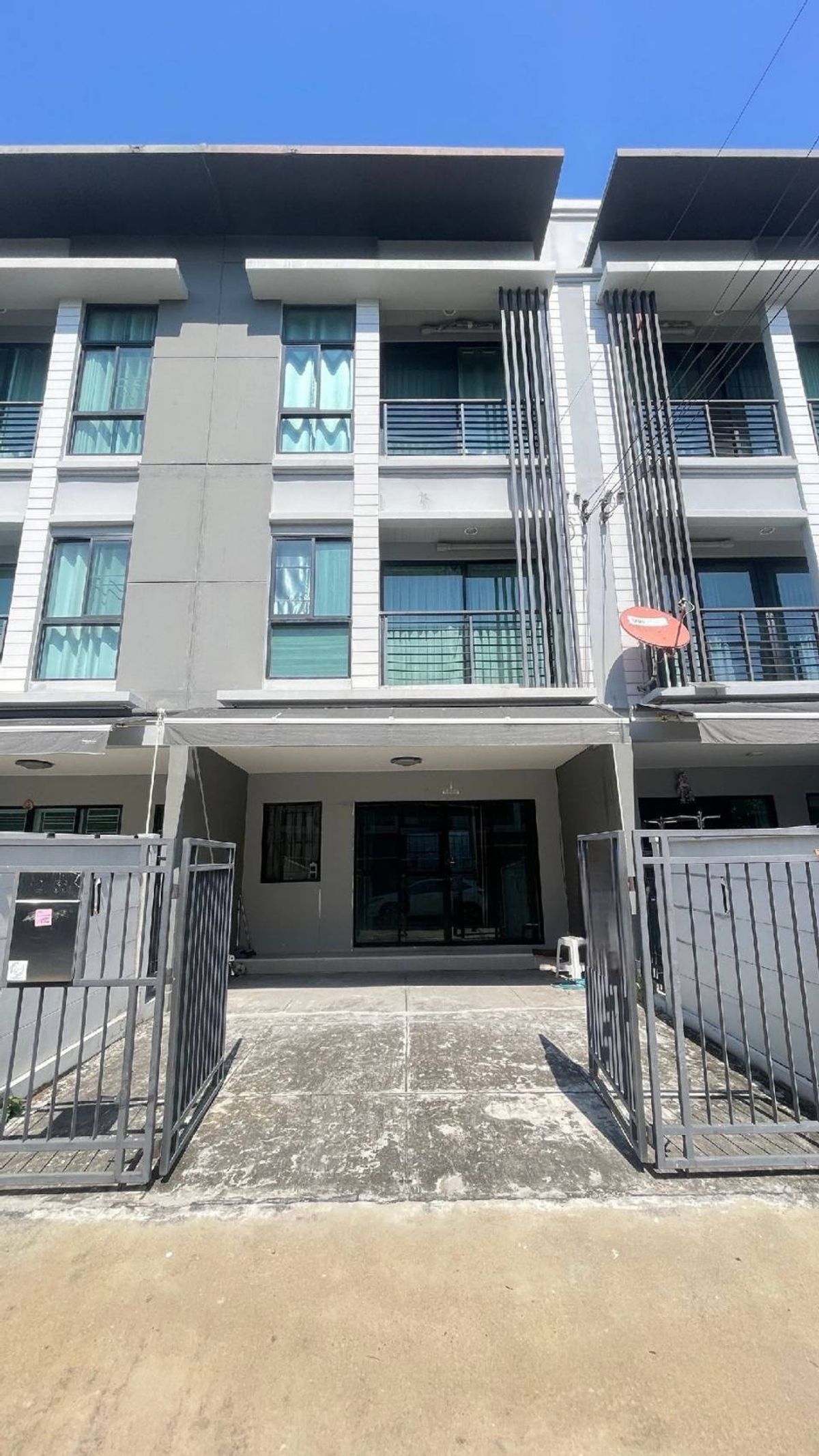 Rent a townhome Ban Klang Mueang Rama 2 - Phutthabucha, near Bang Mot Hospital, only 5 minutes Rent a townhome Ban Klang Mueang Rama 2 - Phutthabucha, near Bang Mot Hospital, only 5 minutes
