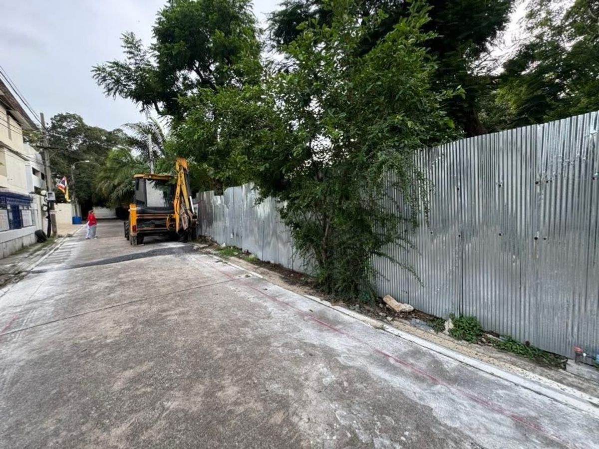 Land 204 square wah (or 1/2 rai) Ekkamai 10 Sukhumvit 63 for renting a business, building a building, can be leased 3 years or 3+3 years. Land 204 square wah (or 1/2 rai) Ekkamai 10 Sukhumvit 63 for renting a business, building a building, can be leased 3 years or 3+3 years.