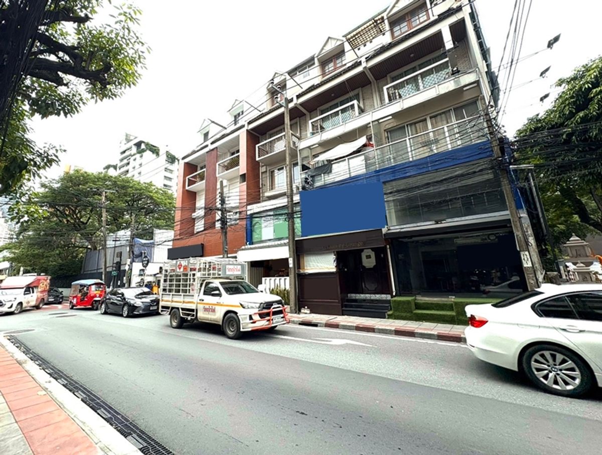 Shop House 2 Floors 220 sqm. near BTS Phrom Phong Shop House 2 Floors 220 sqm. near BTS Phrom Phong