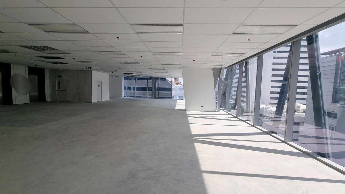Ploenchit Chidlom, rent a sales area of 307 sq.m., ceiling height 2.9 meters, beautiful building, luxurious building, good rent Ploenchit Chidlom, rent a sales area of 307 sq.m., ceiling height 2.9 meters, beautiful building, luxurious building, good rent