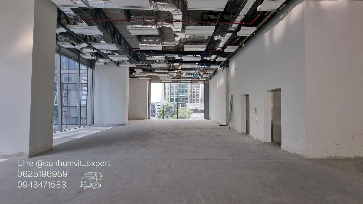 Ploenchit Chidlom, rent a sales area of 438 sq.m., ceiling height, 6 meters high, beautiful building view, luxurious rental price Ploenchit Chidlom, rent a sales area of 438 sq.m., ceiling height, 6 meters high, beautiful building view, luxurious rental price